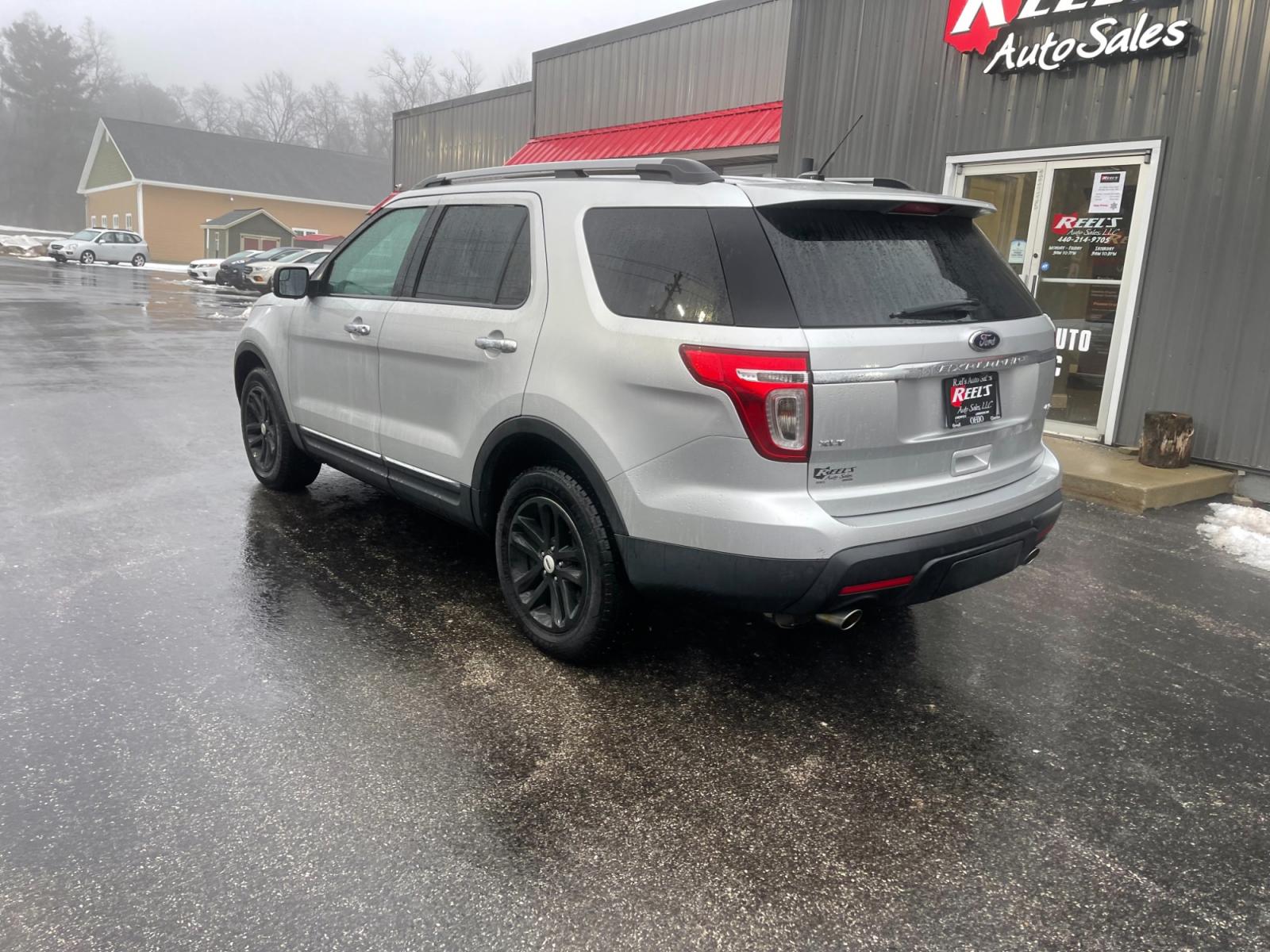 2013 Silver /Black Ford Explorer XLT 4WD (1FM5K8D84DG) with an 3.5L V6 DOHC 24V engine, 6-Speed Automatic transmission, located at 547 E. Main St., Orwell, OH, 44076, (440) 437-5893, 41.535435, -80.847855 - This 2013 Ford Explorer XLT with the 4WD option is powered by a 3.5-liter V6 engine paired with a 6-speed automatic transmission and comes equipped with a tow package capable of pulling up to 5,000 pounds, making it suitable for various towing needs. The inclusion of tri-zone automatic climate contr - Photo #13